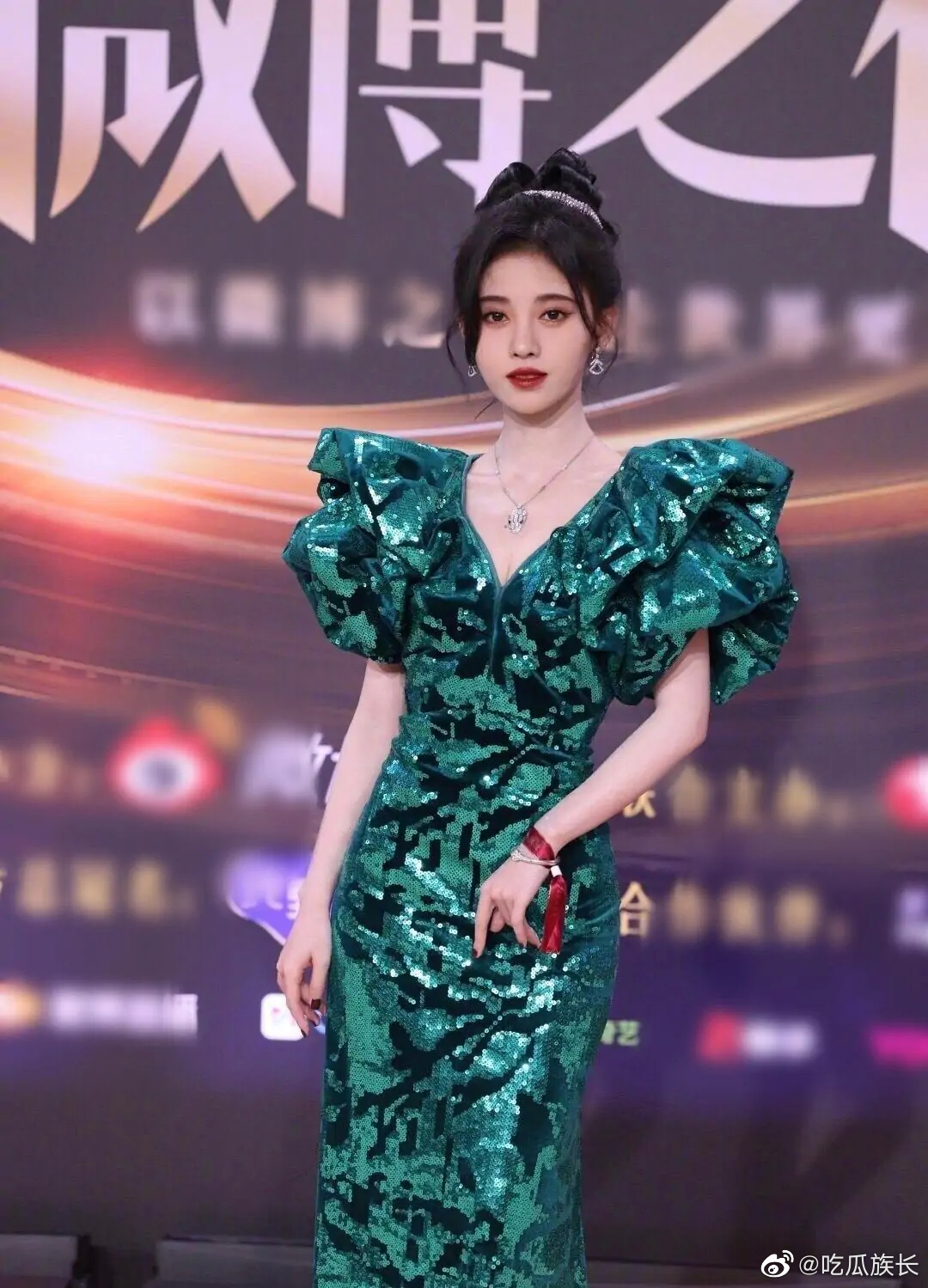 Cúc Tịnh Y bẽ bàng khi bị bóc mẽ từ chiều cao "lùn tịt" đến vòng eo, vóc dáng kém hoàn hảo khi tham dự sự kiện - Ảnh 4. Cúc Tịnh Y bẽ bàng khi bị bóc mẽ từ chiều cao "lùn tịt" đến vòng eo, vóc dáng kém hoàn hảo khi tham dự sự kiện - Ảnh 4.