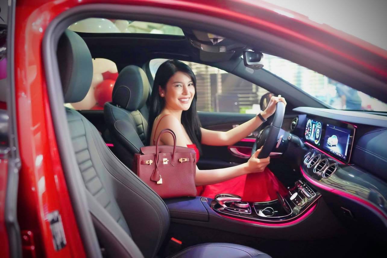 Thú vui xa xỉ của ngọc nữ Bolero Lily Chen: Diện túi hiệu theo cách "độc nhất vô nhị", có chiếc còn dùng để che nội y - Ảnh 3. Thú vui xa xỉ của ngọc nữ Bolero Lily Chen: Diện túi hiệu theo cách "độc nhất vô nhị", có chiếc còn dùng để che nội y - Ảnh 3.