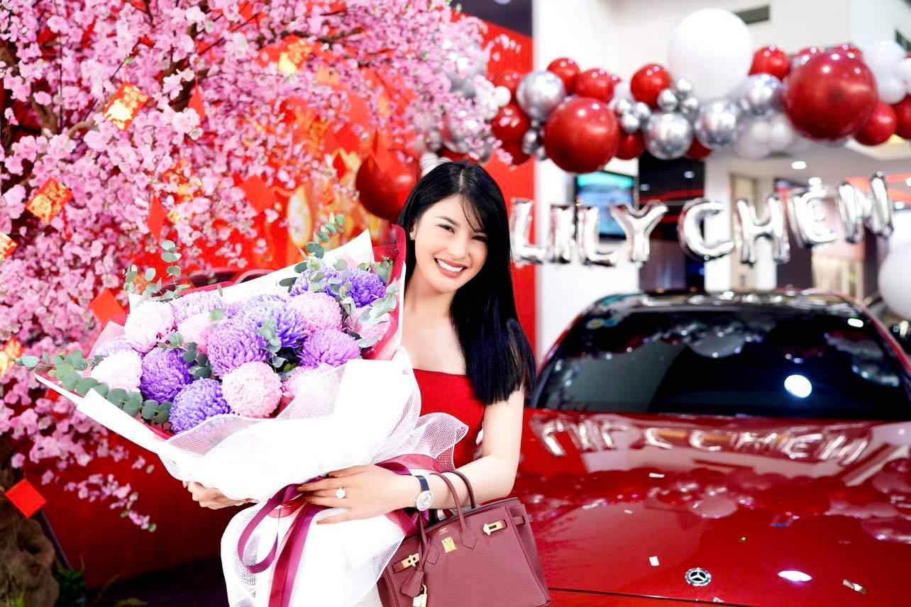 Thú vui xa xỉ của ngọc nữ Bolero Lily Chen: Diện túi hiệu theo cách "độc nhất vô nhị", có chiếc còn dùng để che nội y - Ảnh 4. Thú vui xa xỉ của ngọc nữ Bolero Lily Chen: Diện túi hiệu theo cách "độc nhất vô nhị", có chiếc còn dùng để che nội y - Ảnh 4.