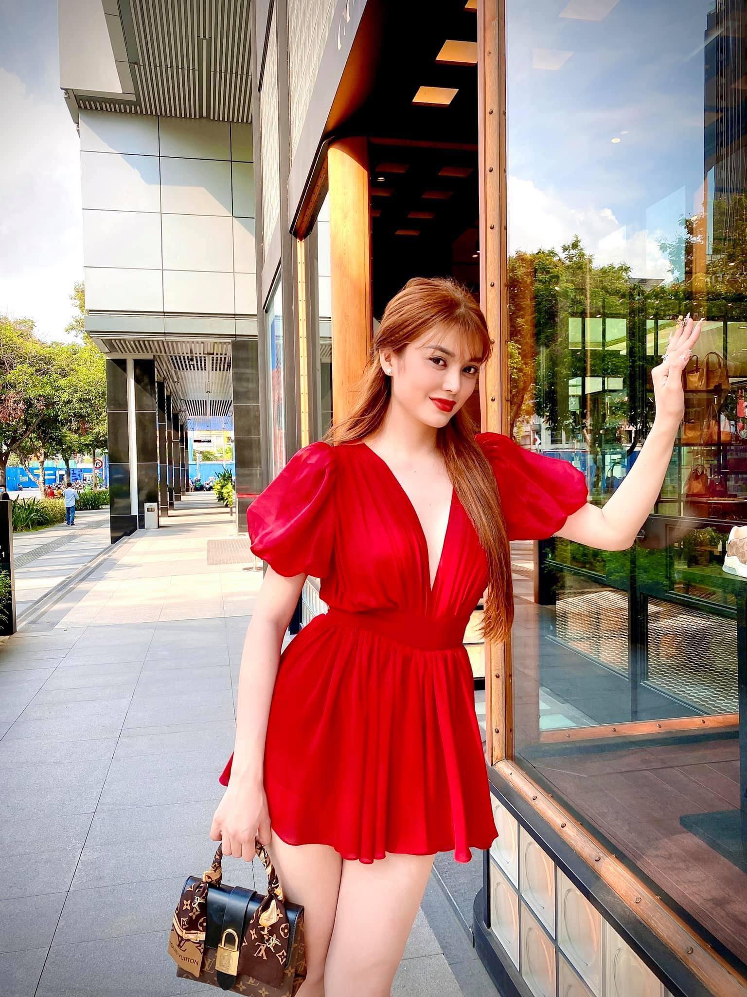 Thú vui xa xỉ của ngọc nữ Bolero Lily Chen: Diện túi hiệu theo cách "độc nhất vô nhị", có chiếc còn dùng để che nội y - Ảnh 5. Thú vui xa xỉ của ngọc nữ Bolero Lily Chen: Diện túi hiệu theo cách "độc nhất vô nhị", có chiếc còn dùng để che nội y - Ảnh 5.