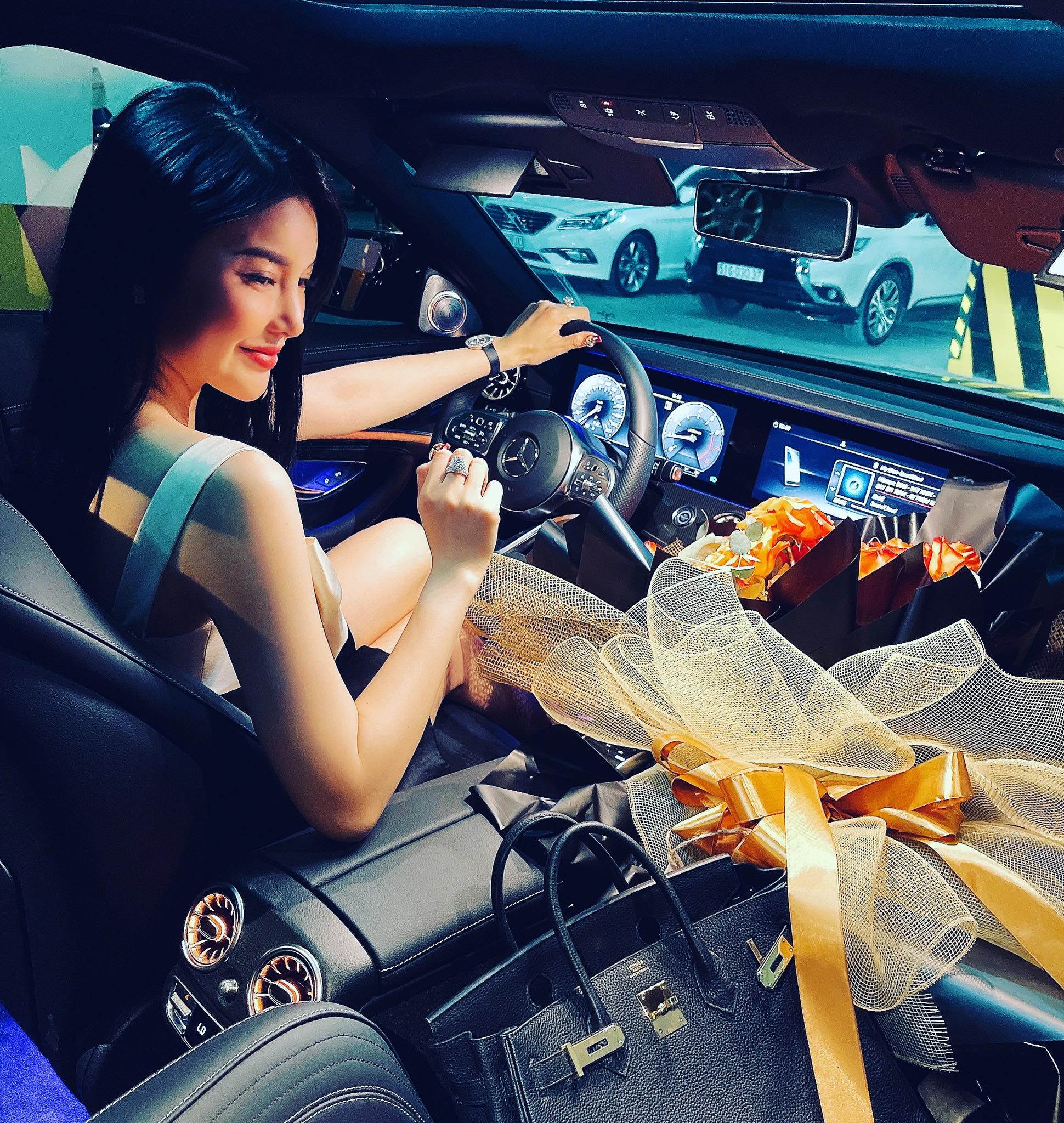 Thú vui xa xỉ của ngọc nữ Bolero Lily Chen: Diện túi hiệu theo cách "độc nhất vô nhị", có chiếc còn dùng để che nội y - Ảnh 2. Thú vui xa xỉ của ngọc nữ Bolero Lily Chen: Diện túi hiệu theo cách "độc nhất vô nhị", có chiếc còn dùng để che nội y - Ảnh 2.