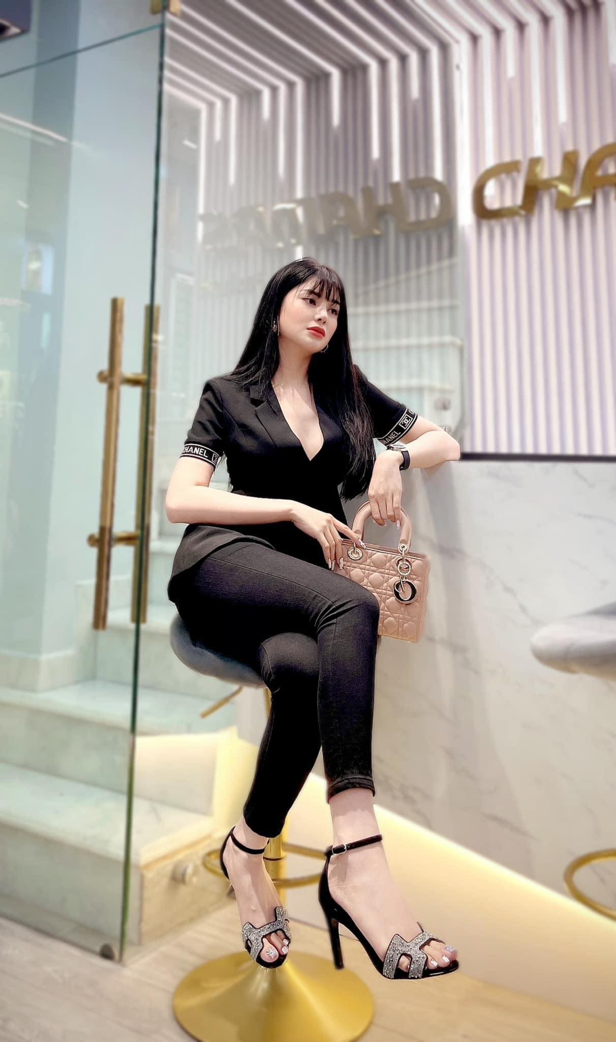 Thú vui xa xỉ của ngọc nữ Bolero Lily Chen: Diện túi hiệu theo cách "độc nhất vô nhị", có chiếc còn dùng để che nội y - Ảnh 6. Thú vui xa xỉ của ngọc nữ Bolero Lily Chen: Diện túi hiệu theo cách "độc nhất vô nhị", có chiếc còn dùng để che nội y - Ảnh 6.