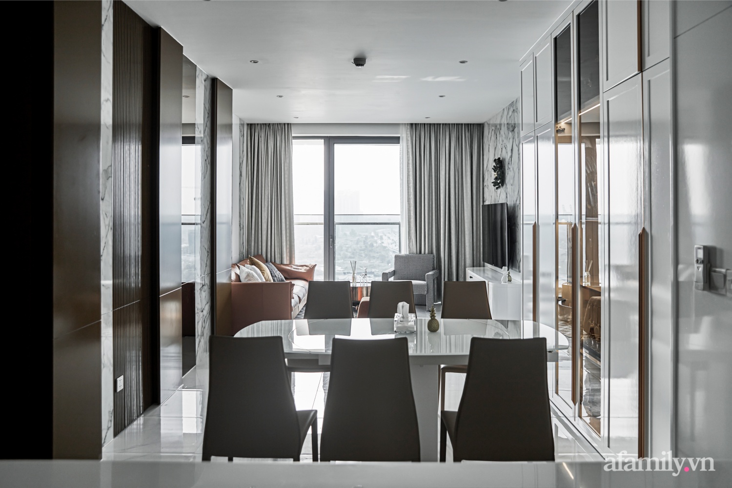 Căn hộ 120m² sang trọng với nội thất cao cấp cùng cách lựa chọn màu sắc cuốn hút có chi phí hoàn thiện 900 triệu đồng ở Sài Gòn - Ảnh 7. Căn hộ 120m² sang trọng với nội thất cao cấp cùng cách lựa chọn màu sắc cuốn hút có chi phí hoàn thiện 900 triệu đồng ở Sài Gòn - Ảnh 7.