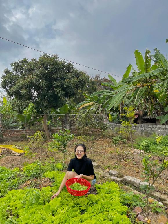 Đăng quang Hoa hậu nhưng người đẹp này vẫn ăn vận giản dị, về quê là chạy ngay khu vườn ngập cây trái - Ảnh 4.