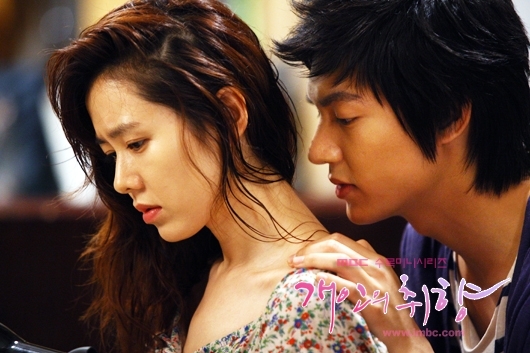 Bộ ảnh Son Ye Jin và Lee Min Ho ôm ấp cực tình bất ngờ hot trở lại sau 11 năm, fan choáng nặng vì tập cuối có tận 3 cảnh nóng - Ảnh 7.