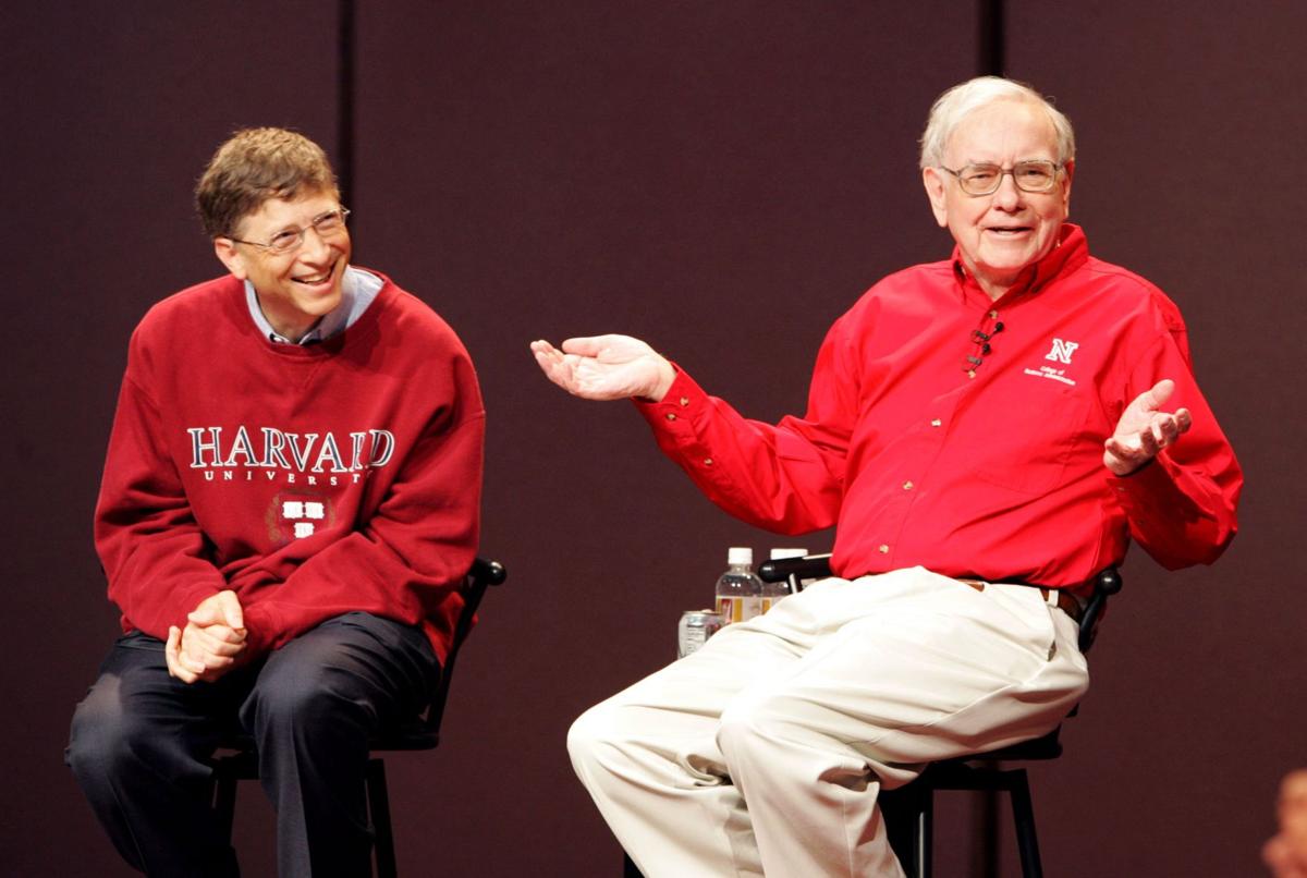 Bốn chữ ngắn gọn tỷ phú Bill Gates và Warren Buffett khuyên học sinh, sinh  viên