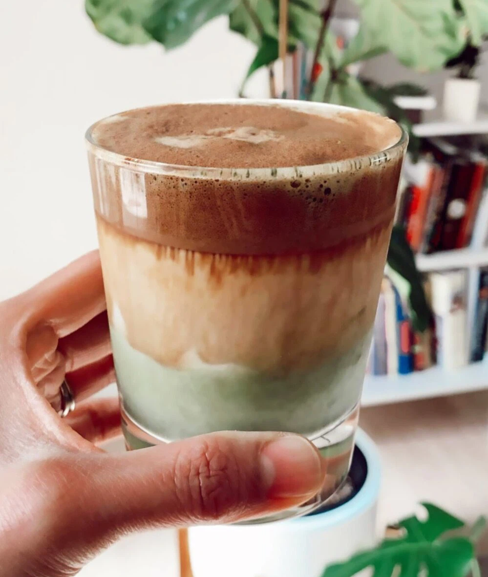 Vừa m&ecirc; matcha, vừa nghiện c&agrave; ph&ecirc;, vậy th&igrave; chị em phải thử pha ngay m&oacute;n đồ uống 2 trong 1 n&agrave;y! - Ảnh 1.