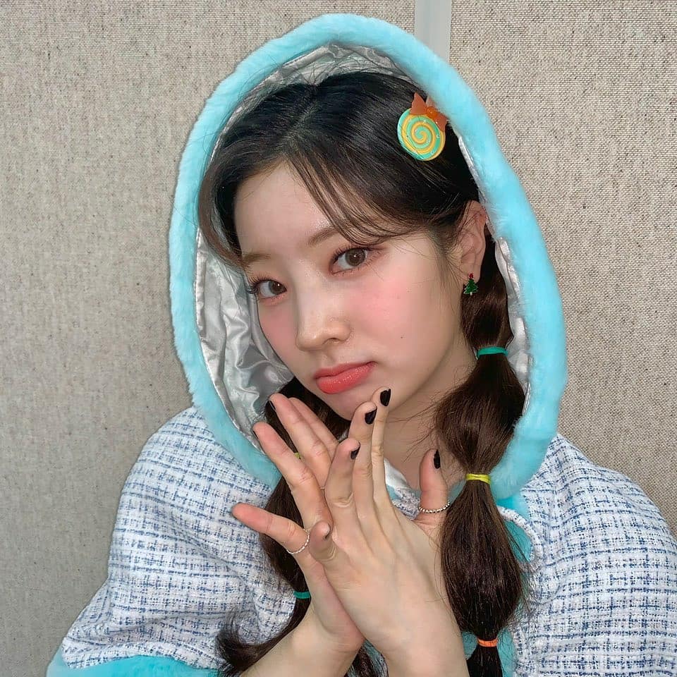 Style makeup "vạn người chê" của Twice biến idol từ xinh như mộng thành trò hề vì phấn son - Ảnh 8. Style makeup "vạn người chê" của Twice biến idol từ xinh như mộng thành trò hề vì phấn son - Ảnh 8.