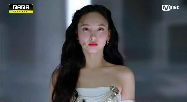 Style makeup "vạn người chê" của Twice biến idol từ xinh như mộng thành trò hề vì phấn son - Ảnh 4. Style makeup "vạn người chê" của Twice biến idol từ xinh như mộng thành trò hề vì phấn son - Ảnh 4.