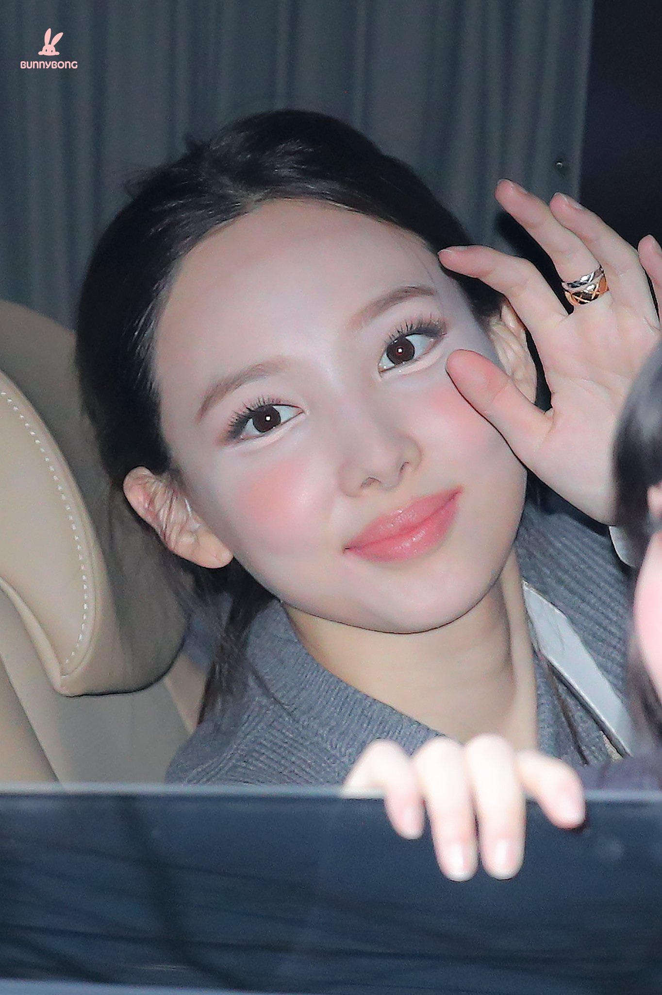 Style makeup "vạn người chê" của Twice biến idol từ xinh như mộng thành trò hề vì phấn son - Ảnh 3. Style makeup "vạn người chê" của Twice biến idol từ xinh như mộng thành trò hề vì phấn son - Ảnh 3.