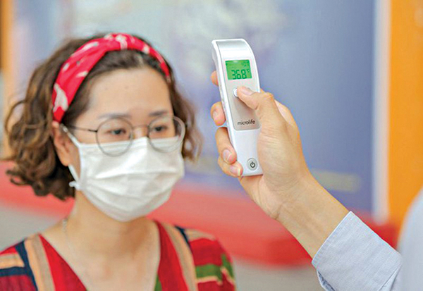 Người mắc COVID-19 không triệu chứng cũng lây lan bệnh? - Ảnh 1. Người mắc COVID-19 không triệu chứng cũng lây lan bệnh? - Ảnh 1.