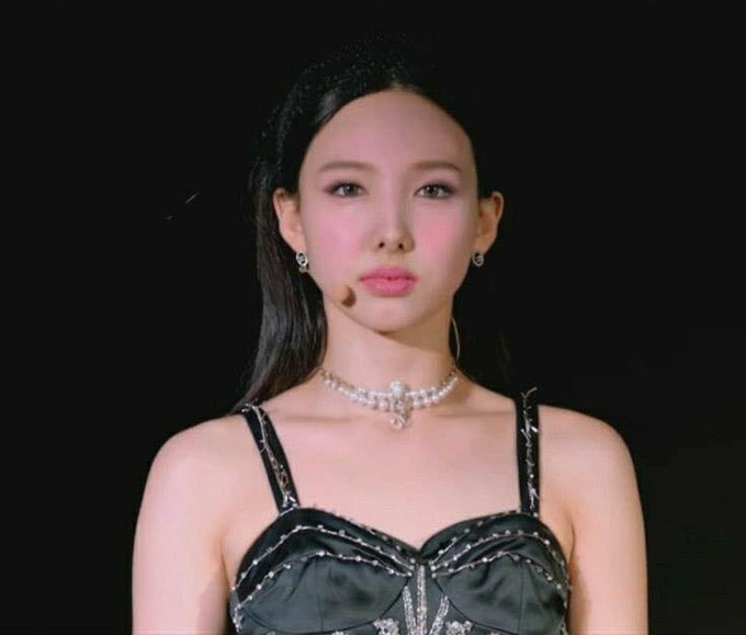 Style makeup "vạn người chê" của Twice biến idol từ xinh như mộng thành trò hề vì phấn son - Ảnh 5. Style makeup "vạn người chê" của Twice biến idol từ xinh như mộng thành trò hề vì phấn son - Ảnh 5.