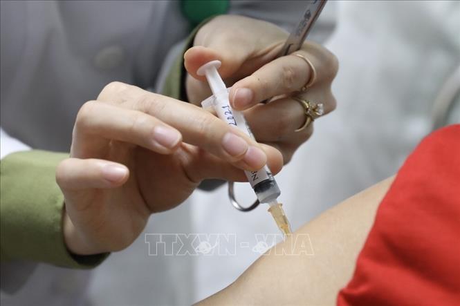 Tiêm vaccine phòng COVID-19 đợt đầu tiên cho 900 nhân viên y tế BV Bệnh Nhiệt đới TP Hồ Chí Minh - Ảnh 1.