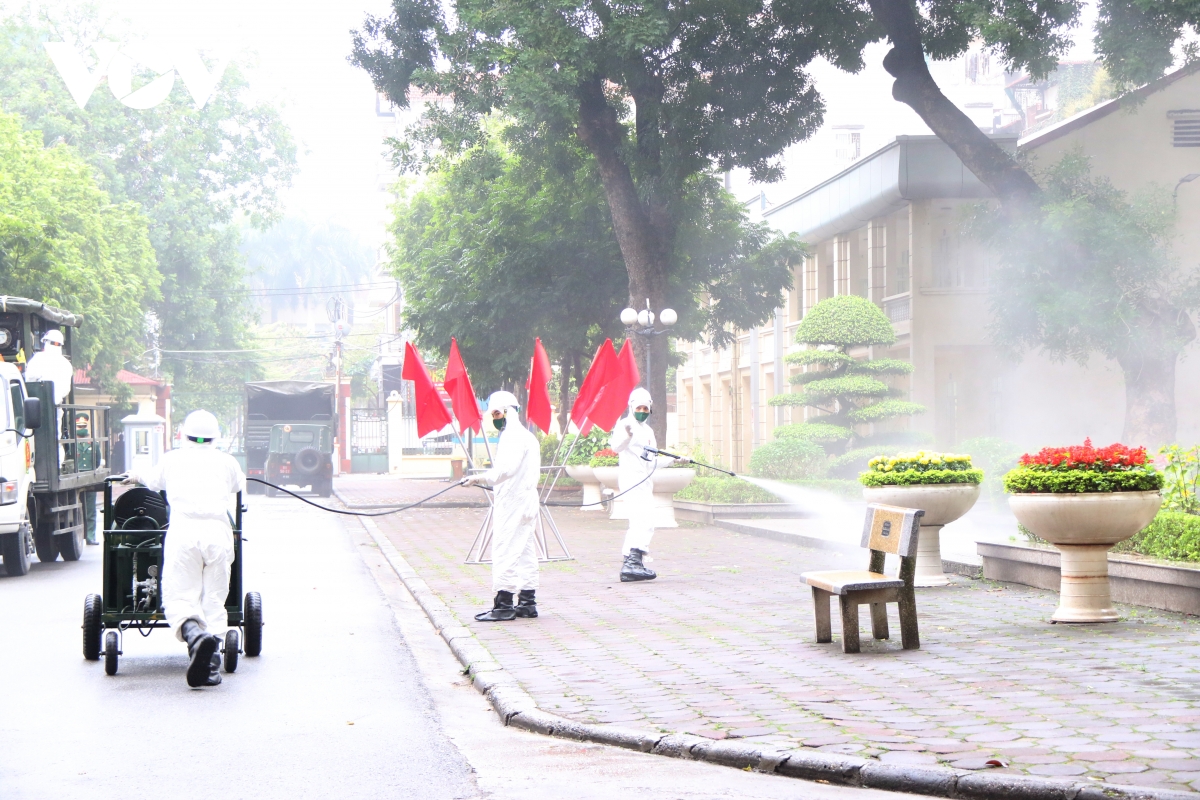 Các trường Đại học ở Hà Nội thực hiện vệ sinh, khử khuẩn chuẩn bị đón sinh viên trở lại - Ảnh 3.