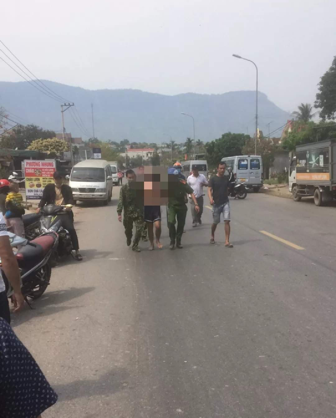 Chơi ma túy xong, thanh niên vác dao đi chém người, ôtô, xe máy - Ảnh 1. Chơi ma túy xong, thanh niên vác dao đi chém người, ôtô, xe máy - Ảnh 1.