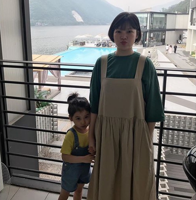 Cận cảnh nhan sắc “cực phẩm” và thần thái sang chảnh ngút ngàn của bé gái khiến dân tình phát sốt, nhưng hình ảnh người mẹ mới là lý do gây bất ngờ - Ảnh 7. Cận cảnh nhan sắc “cực phẩm” và thần thái sang chảnh ngút ngàn của bé gái khiến dân tình phát sốt, nhưng hình ảnh người mẹ mới là lý do gây bất ngờ - Ảnh 7.