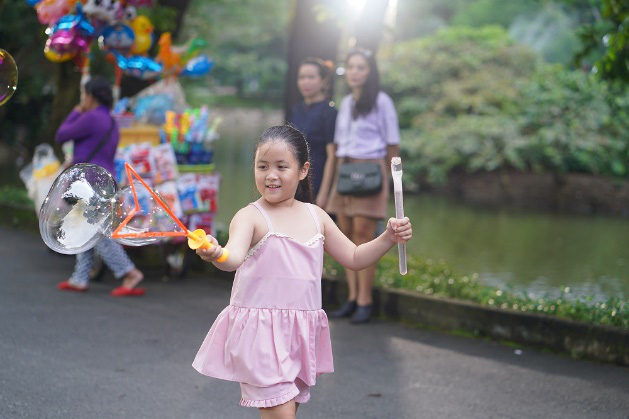 Diễn viên nhí Ngân Chi – Cầu nối cảm xúc cho Trấn Thành thăng hoa trong “Bố già” bản điện ảnh - Ảnh 2. Diễn viên nhí Ngân Chi – Cầu nối cảm xúc cho Trấn Thành thăng hoa trong “Bố già” bản điện ảnh - Ảnh 2.