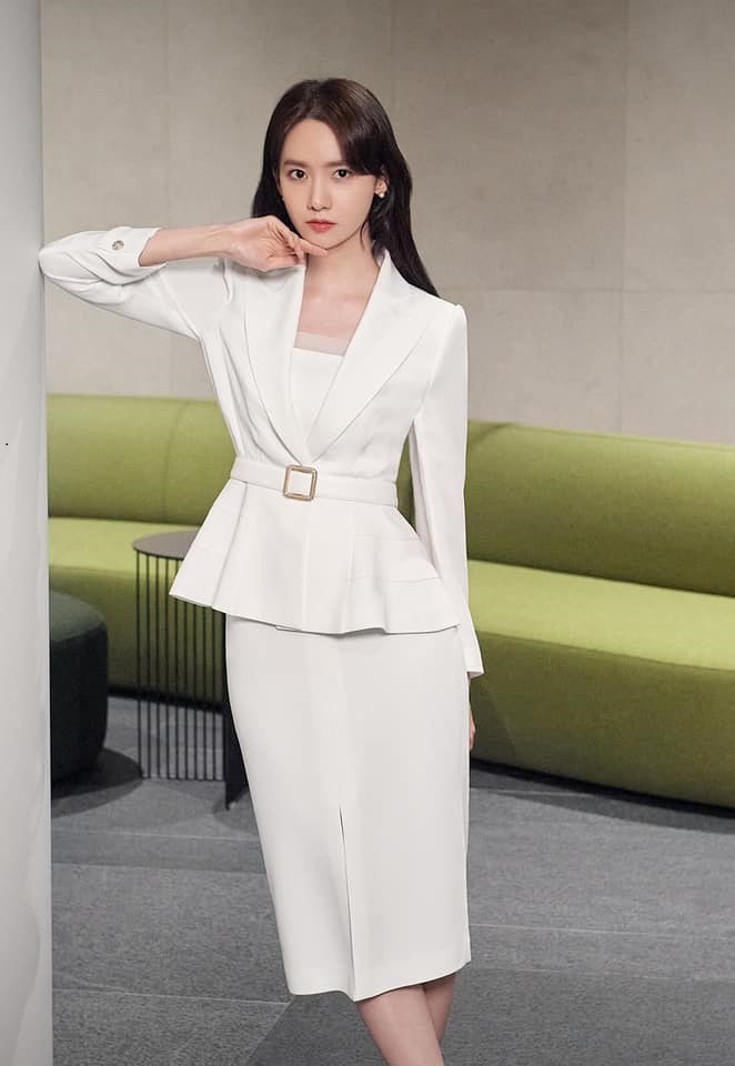 Yoona hóa “nữ thần công sở”, hé lộ loạt set đồ chuẩn đẹp xịn cho các chị em khi tới sở làm - Ảnh 1.