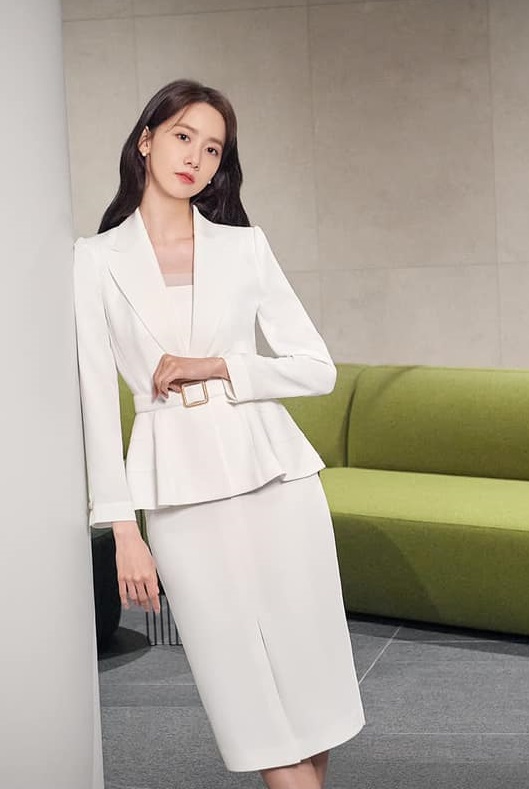Yoona hóa “nữ thần công sở”, hé lộ loạt set đồ chuẩn đẹp xịn cho các chị em khi tới sở làm - Ảnh 2.