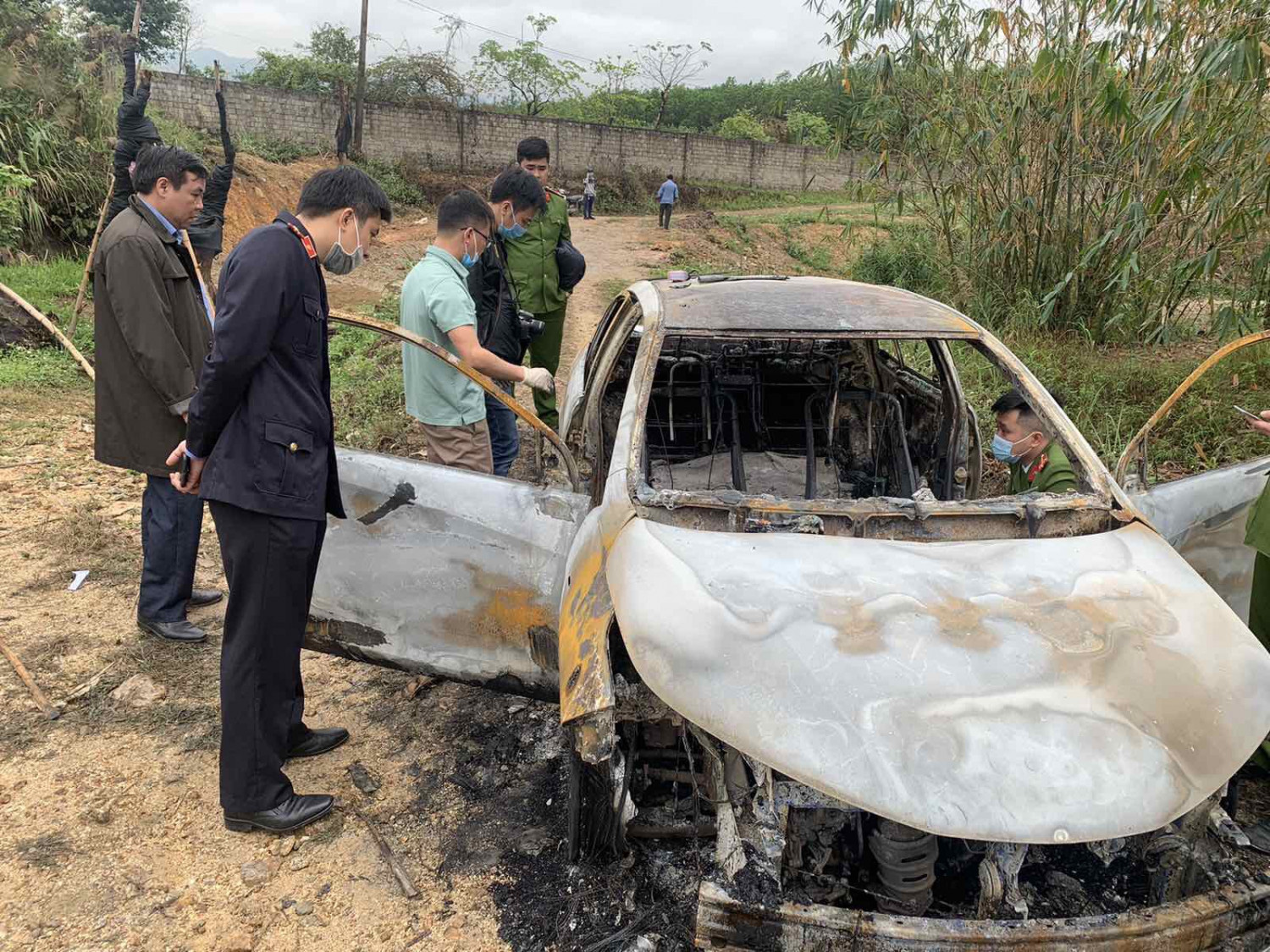 Đánh bạn bị thương, chém tài xế và đốt luôn xe taxi được gọi tới đưa bạn đi cấp cứu - Ảnh 2.