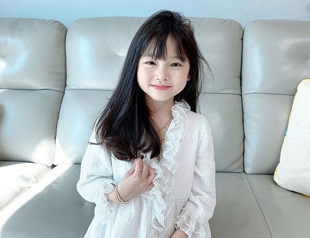 Cận cảnh nhan sắc “cực phẩm” và thần thái sang chảnh ngút ngàn của bé gái khiến dân tình phát sốt, nhưng hình ảnh người mẹ mới là lý do gây bất ngờ - Ảnh 12. Cận cảnh nhan sắc “cực phẩm” và thần thái sang chảnh ngút ngàn của bé gái khiến dân tình phát sốt, nhưng hình ảnh người mẹ mới là lý do gây bất ngờ - Ảnh 12.