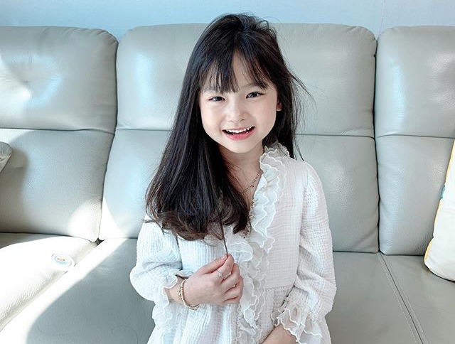 Cận cảnh nhan sắc “cực phẩm” và thần thái sang chảnh ngút ngàn của bé gái khiến dân tình phát sốt, nhưng hình ảnh người mẹ mới là lý do gây bất ngờ - Ảnh 11. Cận cảnh nhan sắc “cực phẩm” và thần thái sang chảnh ngút ngàn của bé gái khiến dân tình phát sốt, nhưng hình ảnh người mẹ mới là lý do gây bất ngờ - Ảnh 11.