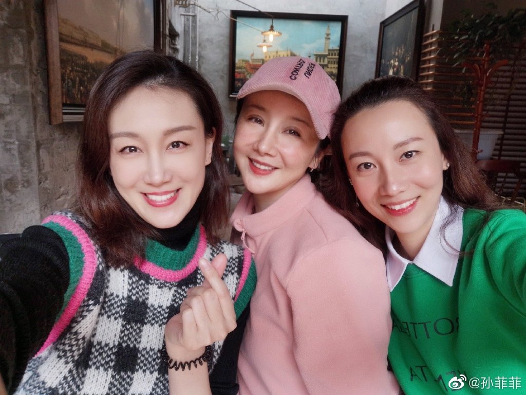 Gương mặt khác lạ của Tôn Phi Phi khiến dân tình không khỏi bất ngờ. Gương mặt khác lạ của Tôn Phi Phi khiến dân tình không khỏi bất ngờ.