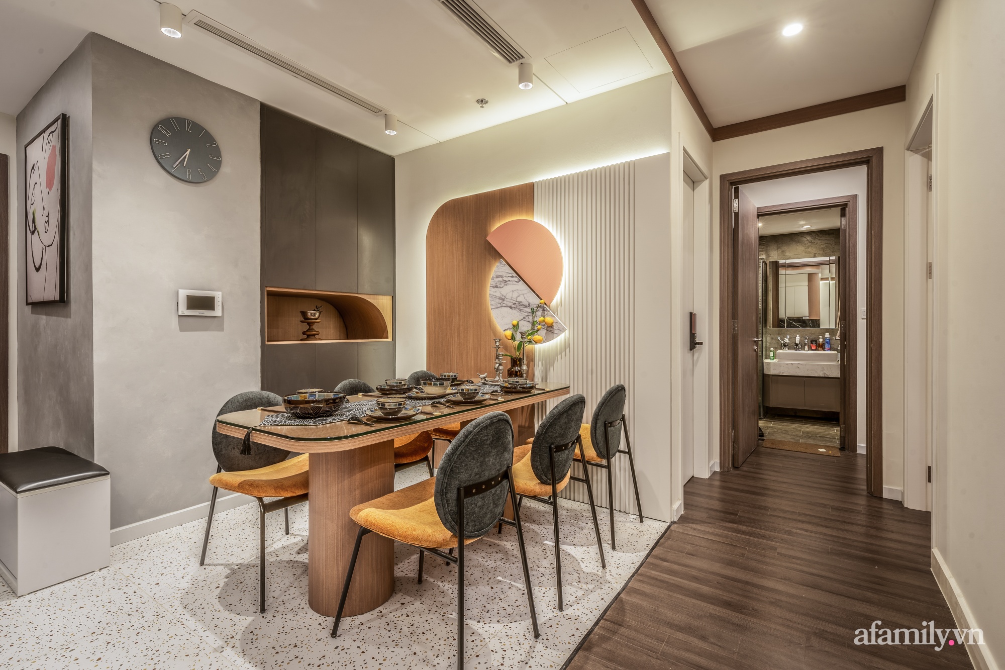 Đập thông 2 căn hộ cải tạo thành không gian sống ấn tượng với điểm nhấn màu gỗ kết hợp đường cong mềm mại ở Hà Nội - Ảnh 9.