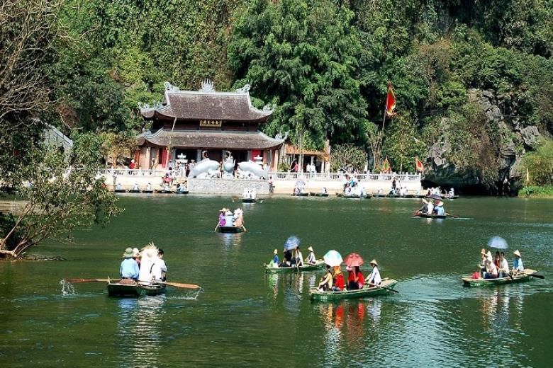 Hà Nội mở lại phố đi bộ quanh Hồ Gươm từ 12/3, đón khách tới Chùa Hương từ 13/3 - Ảnh 1.