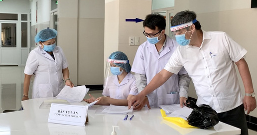 B&aacute;c sĩ T&acirc;y Nguy&ecirc;n đầu ti&ecirc;n ti&ecirc;m ph&ograve;ng COVID-19: Ti&ecirc;m vaccine gi&uacute;p ch&uacute;ng t&ocirc;i y&ecirc;n t&acirc;m c&ocirc;ng t&aacute;c - Ảnh 4.