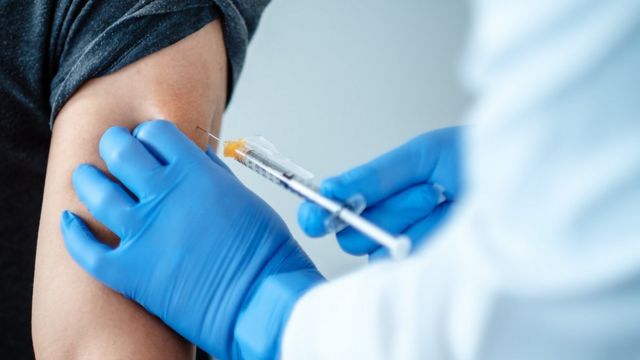 Gần 50.000 người đã tiêm vắc xin COVID-19, Bộ Y tế đang chuẩn bị các kịch bản cho &quot;hộ chiếu vắc xin&quot; - Ảnh 1.