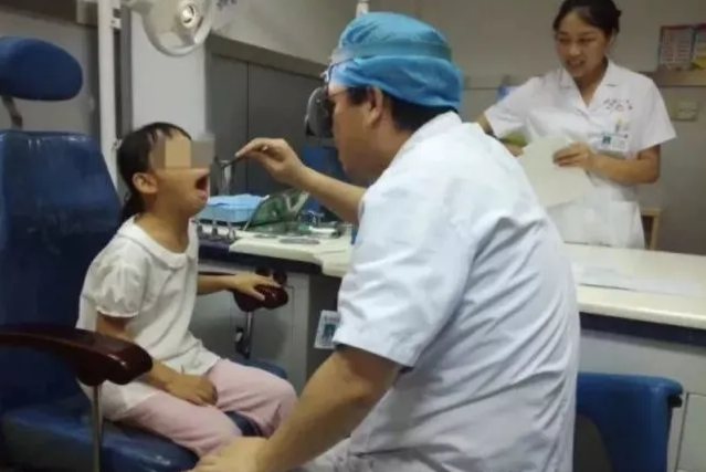 Thấy con gái càng lớn càng xấu, răng mọc không đầu, bố mẹ đưa đi khám thì không ngờ con mắc căn bệnh mà nguyên nhân do 1 thói quen lúc ngủ - Ảnh 1. Cha mẹ hãy coi chừng, thói quen này khi ngủ có thể khiến trẻ ngày càng xấu đi - Ảnh 1.