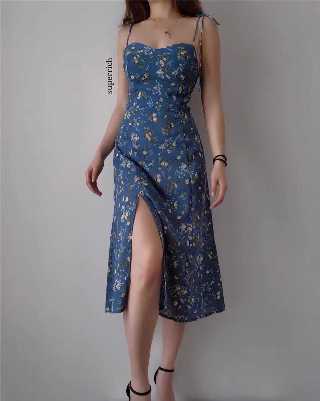 12 mẫu váy hai dây diện đẹp từ đi chơi đến đi biển