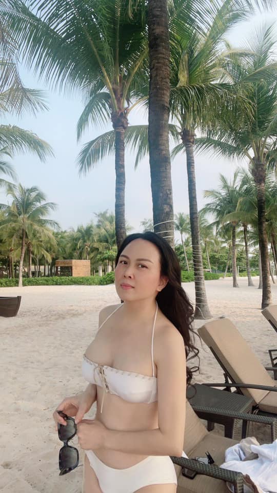 Phượng Chanel khoe dáng trên bãi biển cùng con gái sau khi tuyên bố chia tay Quách Ngọc Ngoan - Ảnh 4.