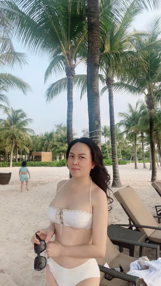 Phượng Chanel khoe dáng trên bãi biển cùng con gái sau khi tuyên bố chia tay Quách Ngọc Ngoan - Ảnh 3.