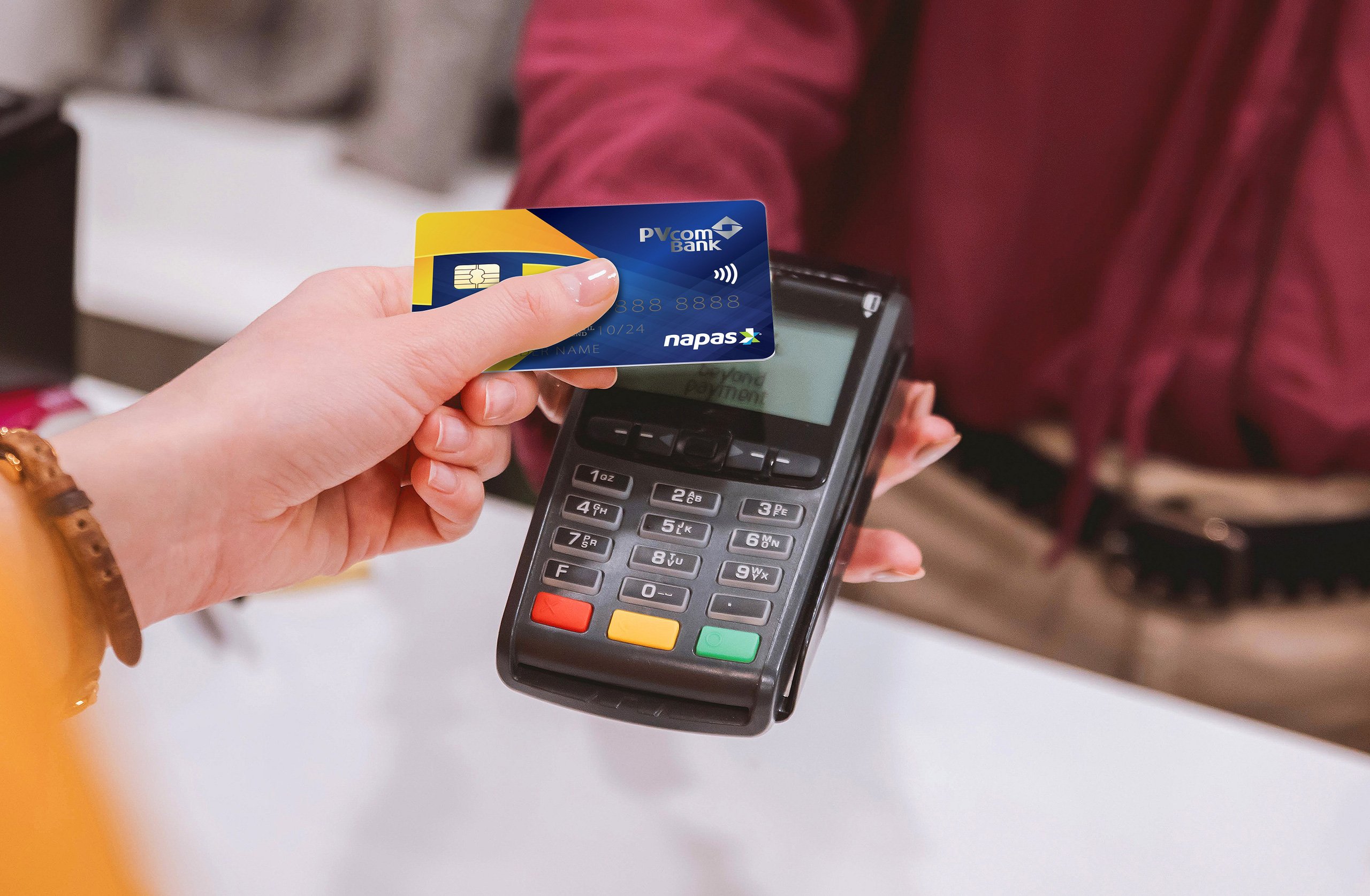 Cuối tháng 3, các ngân hàng sẽ chỉ phát hành thẻ ATM gắn chip, loại thẻ này có ưu điểm gì mà lại có sự chuyển đổi này? - Ảnh 4.