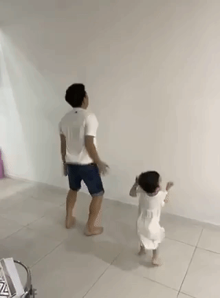 Nhìn cách Trường Giang cùng con gái tập thể dục buổi sáng, bảo sao Nhã Phương không bị “ra rìa” - Ảnh 2.