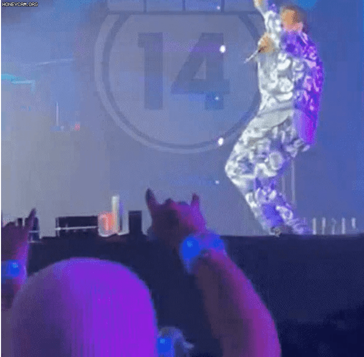 Karik đi cà nhắc nhưng biểu diễn cực cháy, Rhymastic cũng trình làng ca khúc mới tại concert Rap Việt - Ảnh 6. Karik đi cà nhắc nhưng biểu diễn cực cháy, Rhymastic cũng trình làng ca khúc mới tại concert Rap Việt - Ảnh 6.