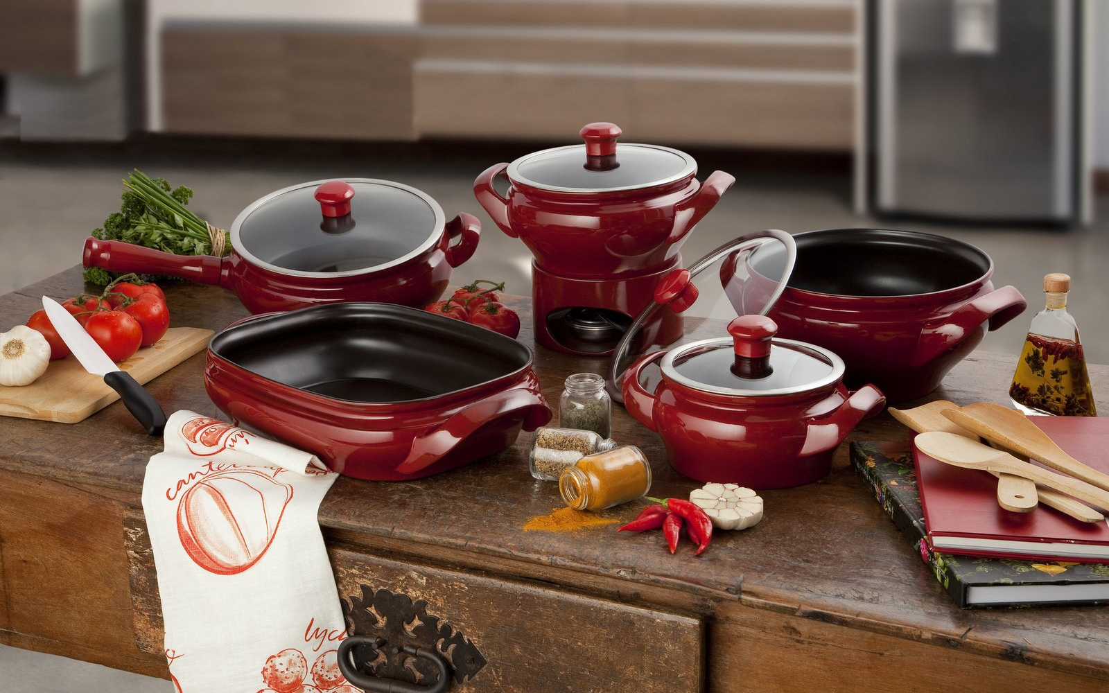 Красивые тарелки. Красивая эмалированная посуда. Выкладка керамической посуды. Там где посуда. Посуда continental rustics.