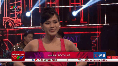 Hoa hậu Đỗ Thị Hà hớ hênh lộ "phụ tùng" trên sóng truyền hình vì bộ đầm gợi cảm - Ảnh 4.
