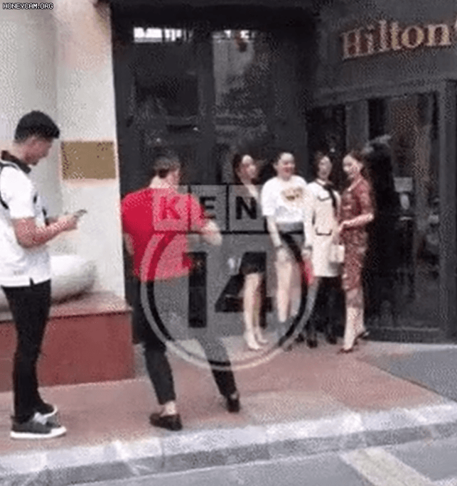 Bắt gặp Lâm Bảo Châu đứng một góc chờ Lệ Quyên chụp ảnh, chàng còn trao nụ cười cho nàng ai nhìn cũng "rụng tim" - Ảnh 4. Bắt gặp Lâm Bảo Châu đứng một góc chờ Lệ Quyên chụp ảnh, chàng còn trao nụ cười cho nàng ai nhìn cũng "rụng tim" - Ảnh 4.