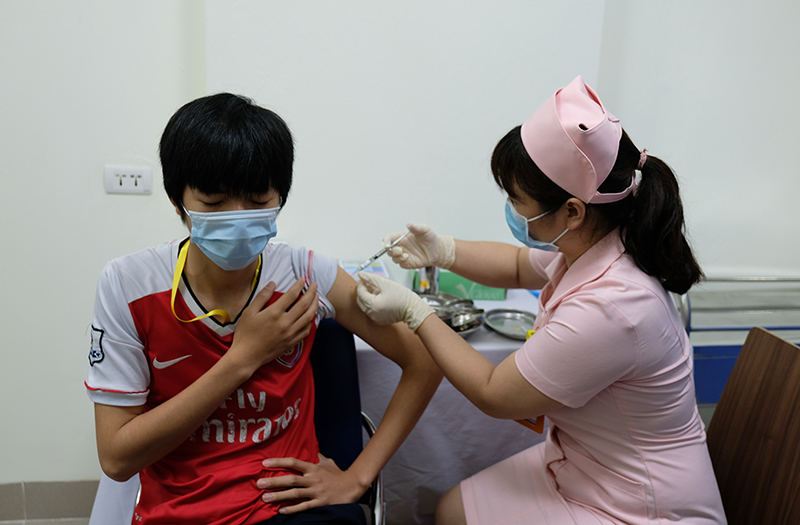 Sáng 12/4: 6 người đầu tiên tiêm thử nghiệm mũi 2 vắc xin COVIVAC phòng COVID-19 của Việt Nam - Ảnh 1.