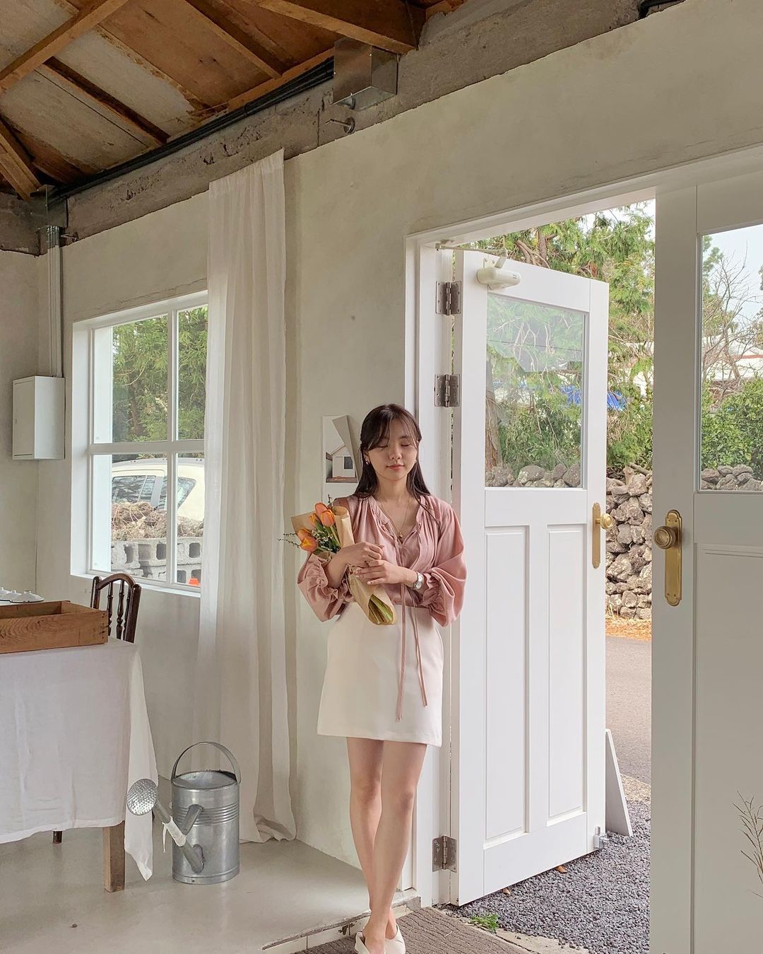 Gái Hàn có 12 cách lên đồ với áo blouse đẹp mê, xem xong là muốn copy đến sở làm liền - Ảnh 5. Gái Hàn có 12 cách lên đồ với áo blouse đẹp mê, xem xong là muốn copy đến sở làm liền - Ảnh 5.