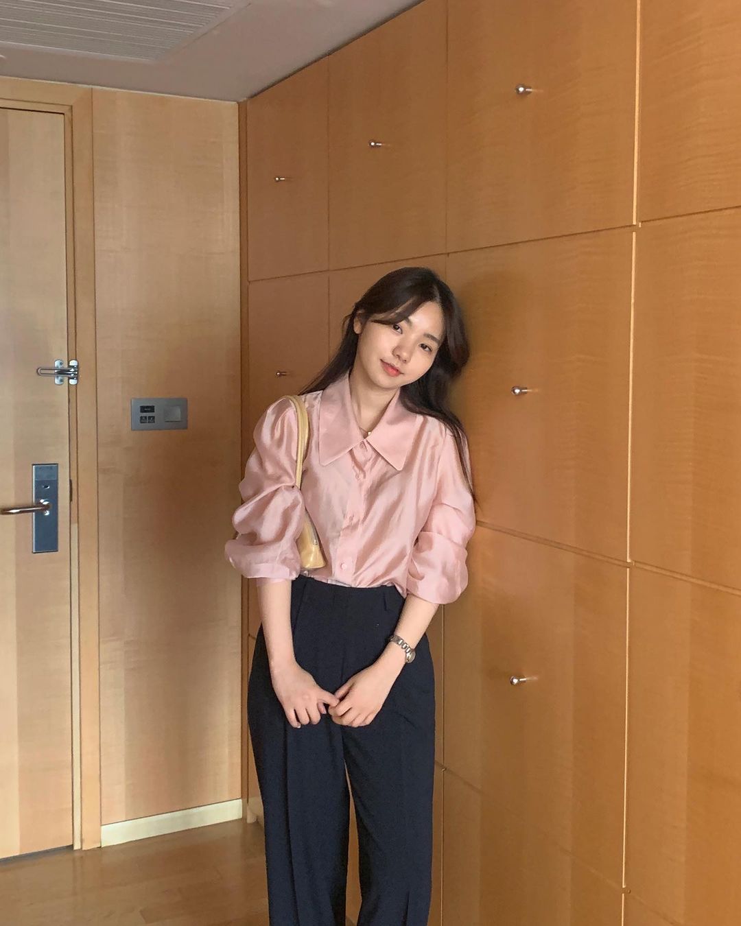 Gái Hàn có 12 cách lên đồ với áo blouse đẹp mê, xem xong là muốn copy đến sở làm liền - Ảnh 9. Gái Hàn có 12 cách lên đồ với áo blouse đẹp mê, xem xong là muốn copy đến sở làm liền - Ảnh 9.