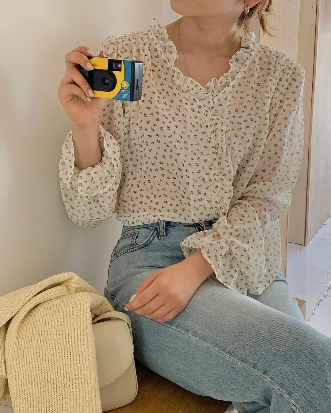 Gái Hàn có 12 cách lên đồ với áo blouse đẹp mê, xem xong là muốn copy đến sở làm liền - Ảnh 1. Gái Hàn có 12 cách lên đồ với áo blouse đẹp mê, xem xong là muốn copy đến sở làm liền - Ảnh 1.