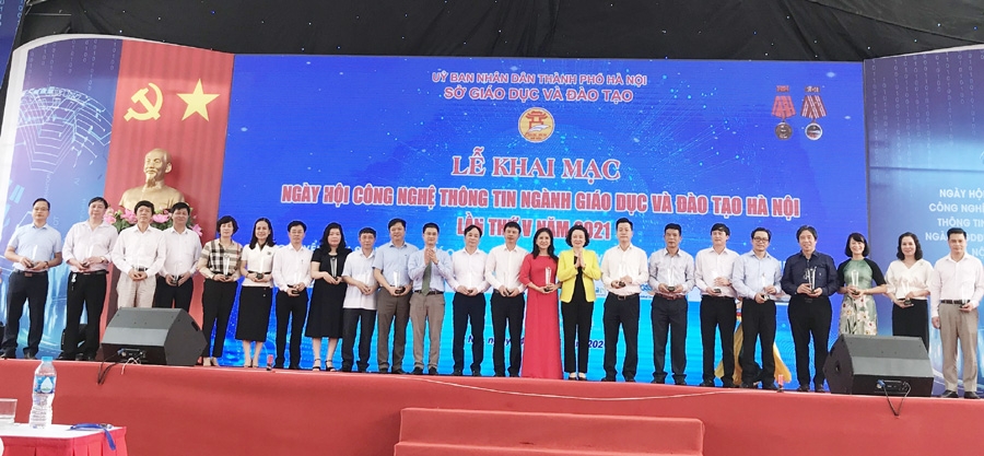 Tưng bừng các hoạt động tại Ngày hội Công nghệ thông tin ngành giáo dục Thủ đô - Ảnh 2. Tưng bừng các hoạt động tại Ngày hội Công nghệ thông tin ngành giáo dục Thủ đô - Ảnh 2.