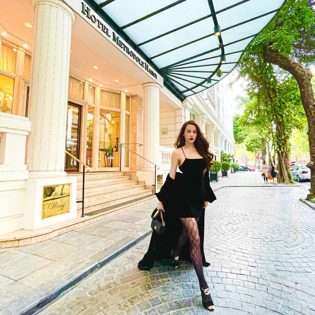 Cạch mặt nhau mọi lúc nọi nơi nhưng Lệ Quyên lại đụng hàng Hà Hồ một món đồ khá "nhạy cảm" - Ảnh 4.