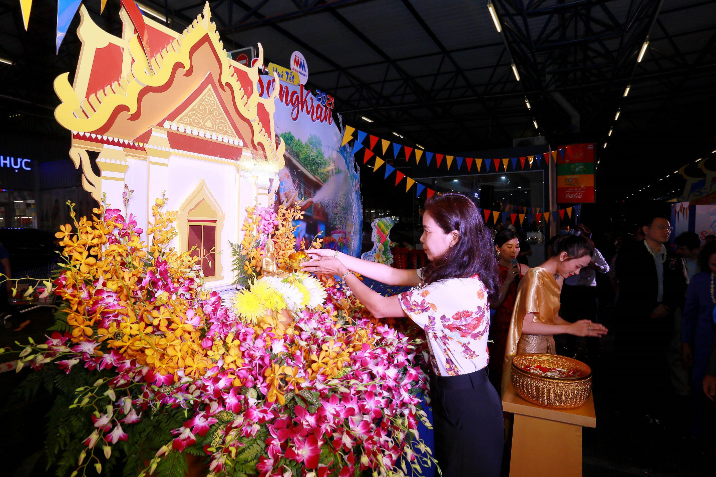 Vui Tết Songkran, h&acirc;n hoan mua sắm - Ảnh 1.