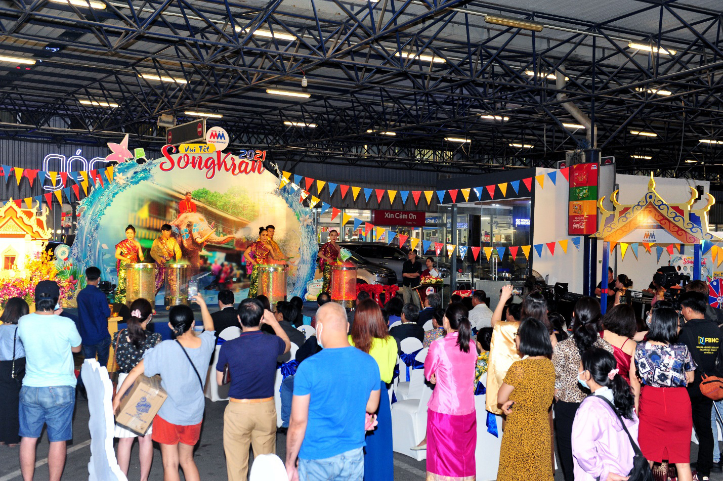 Vui Tết Songkran, h&acirc;n hoan mua sắm - Ảnh 2.