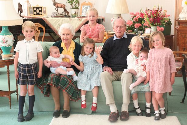 Hoàng gia Anh công bố những bức ảnh chưa từng thấy của Hoàng tế Philip, đặc biệt là tấm hình do gia đình Công nương Kate chia sẻ - Ảnh 1.